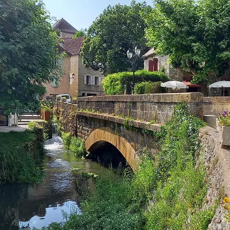 Le Logis Du Bourg, En Rdc, Calme Et Agreable, Au Coeur D'un Superbe Village Borde Par La Dordogne *