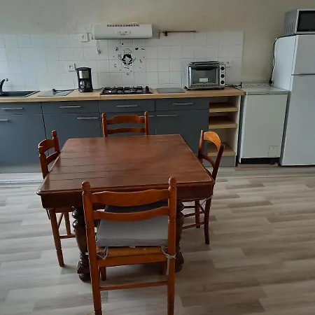 Le Logis Du Bourg, En Rdc, Calme Et Agreable, Au Coeur D'un Superbe Village Borde Par La Dordogne * Creysse (Lot)